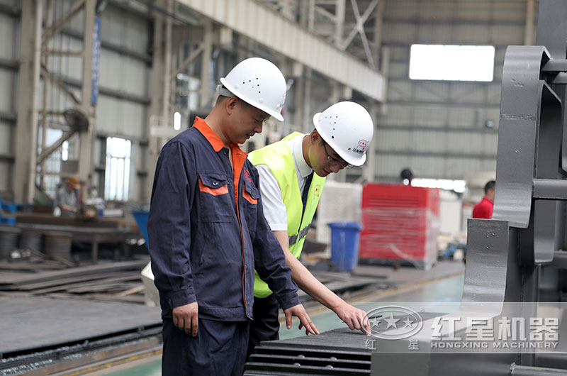 太阳成集团网站机器车间技术人员工作现场